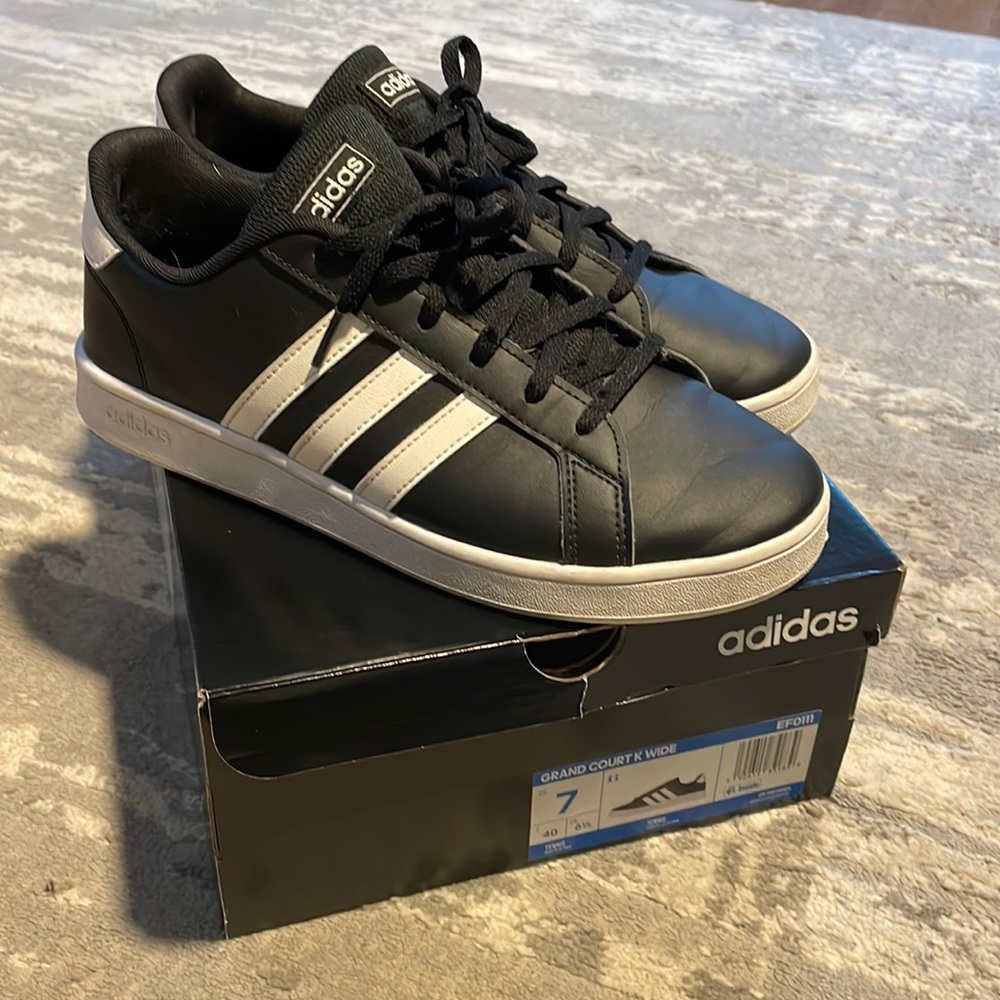 Boys size 7 Adidas Grand Court